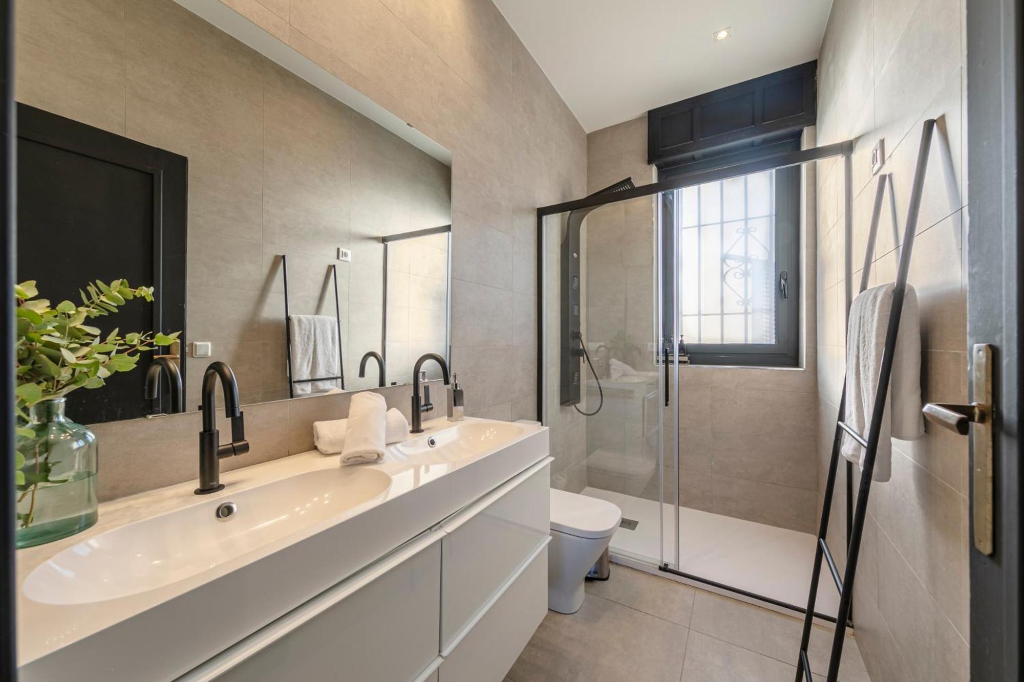 Isg Modern Atticpool At The Cathedralfree Parking * Sevilla